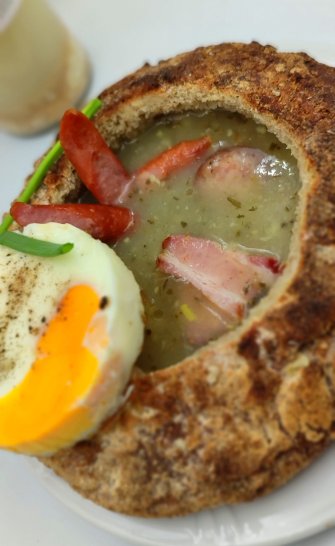 żurek na swojskich wędzonkach i domowym zakwasie podawany  w chlebku Lubomierz